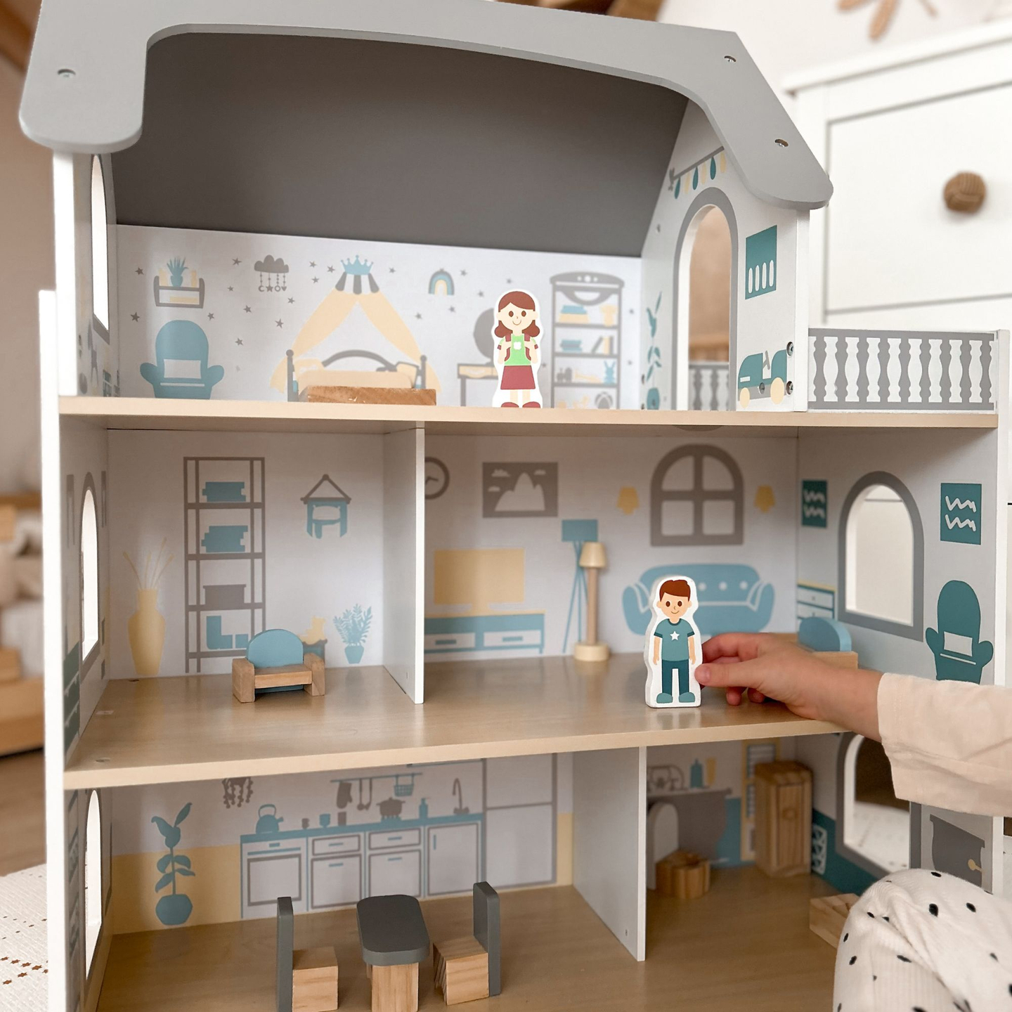 Бяла дървена къща за кукли с тераса и аксесоари