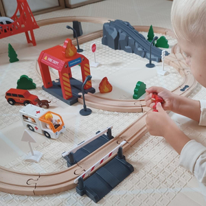 Дървен влак, влак на батерии - пожарна, релси, коли, мостове, бариера