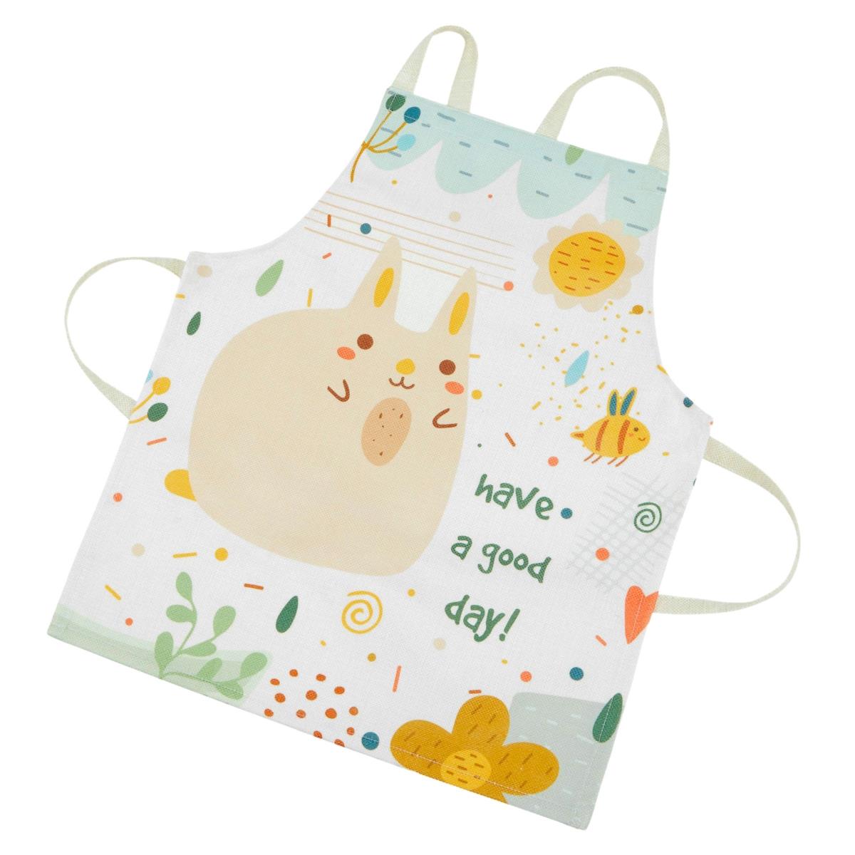 Дървена бяла кухня с аксесоари и престилка