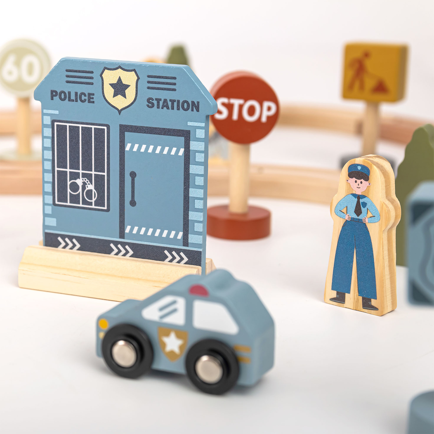 Дървена градска железница с електрически влак - движещ се кран, кораб, мостове