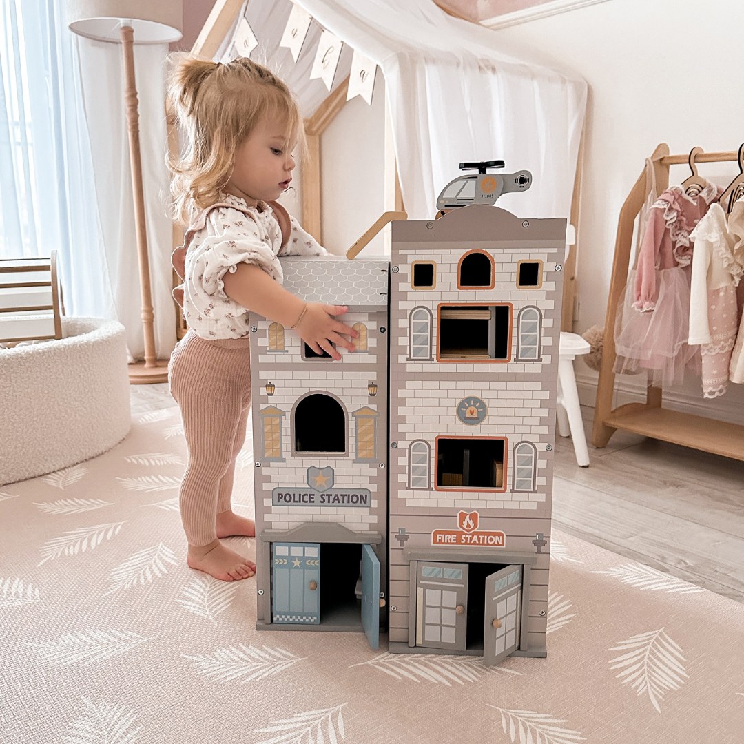 Голяма сгъваема пожарна с полицейски участък - дървен комплект. Пожарна и полицейски участък с аксесоари.