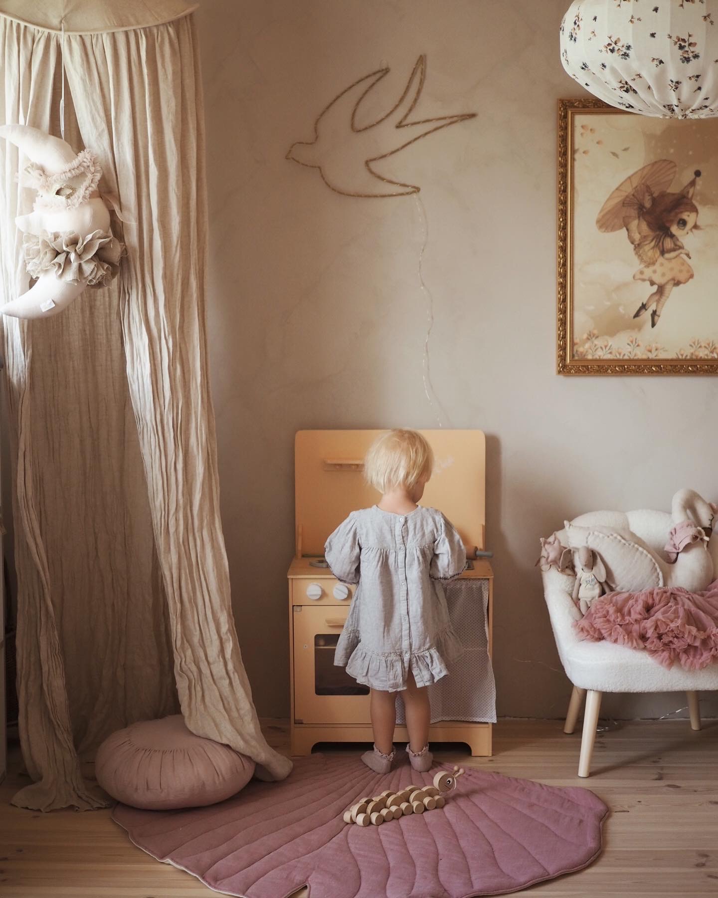 Дървена кухня с престилка, аксесоари и LED осветление