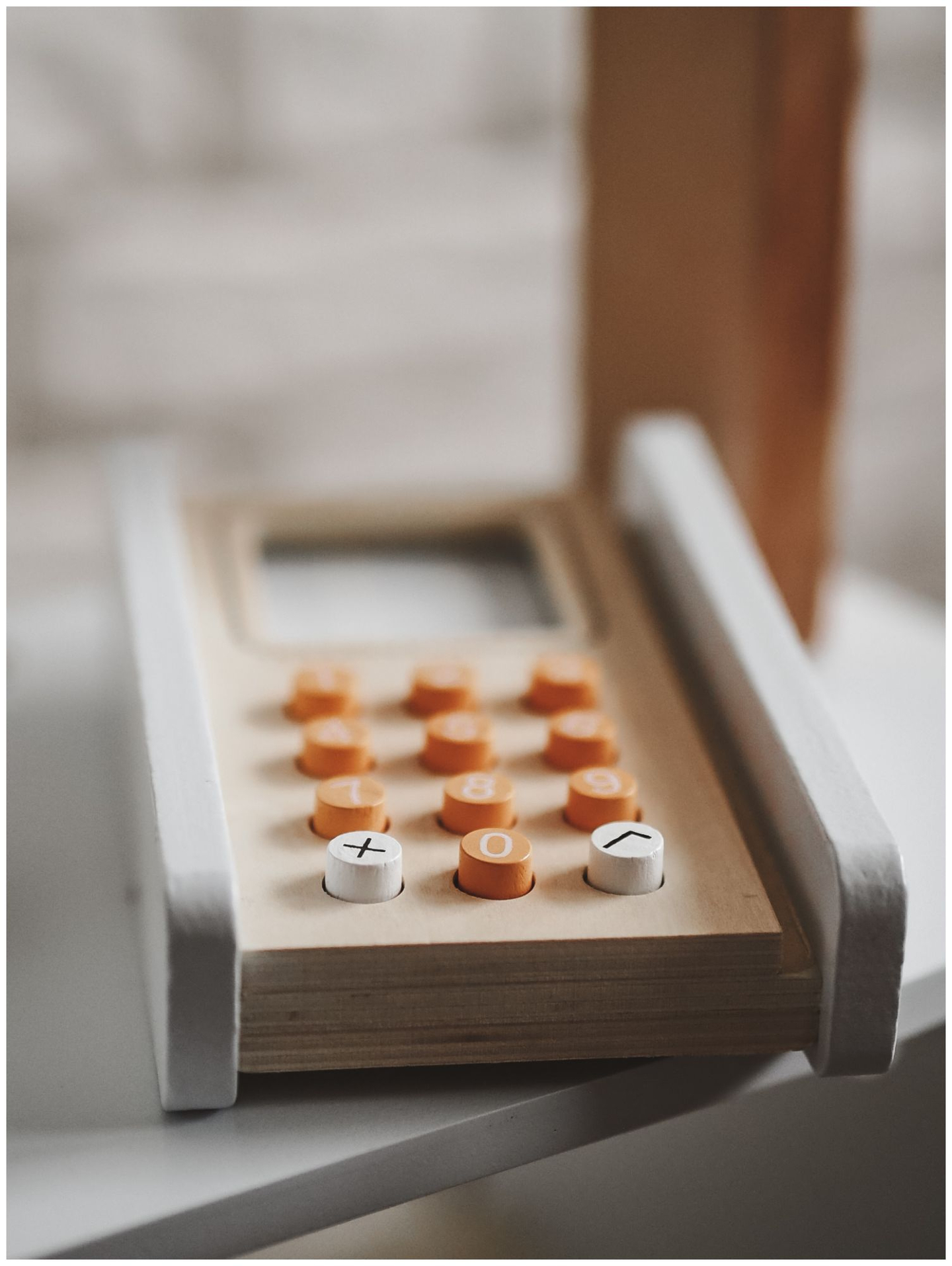 Магазин за зеленчуци - дървен щанд с щайги, касов апарат и терминал