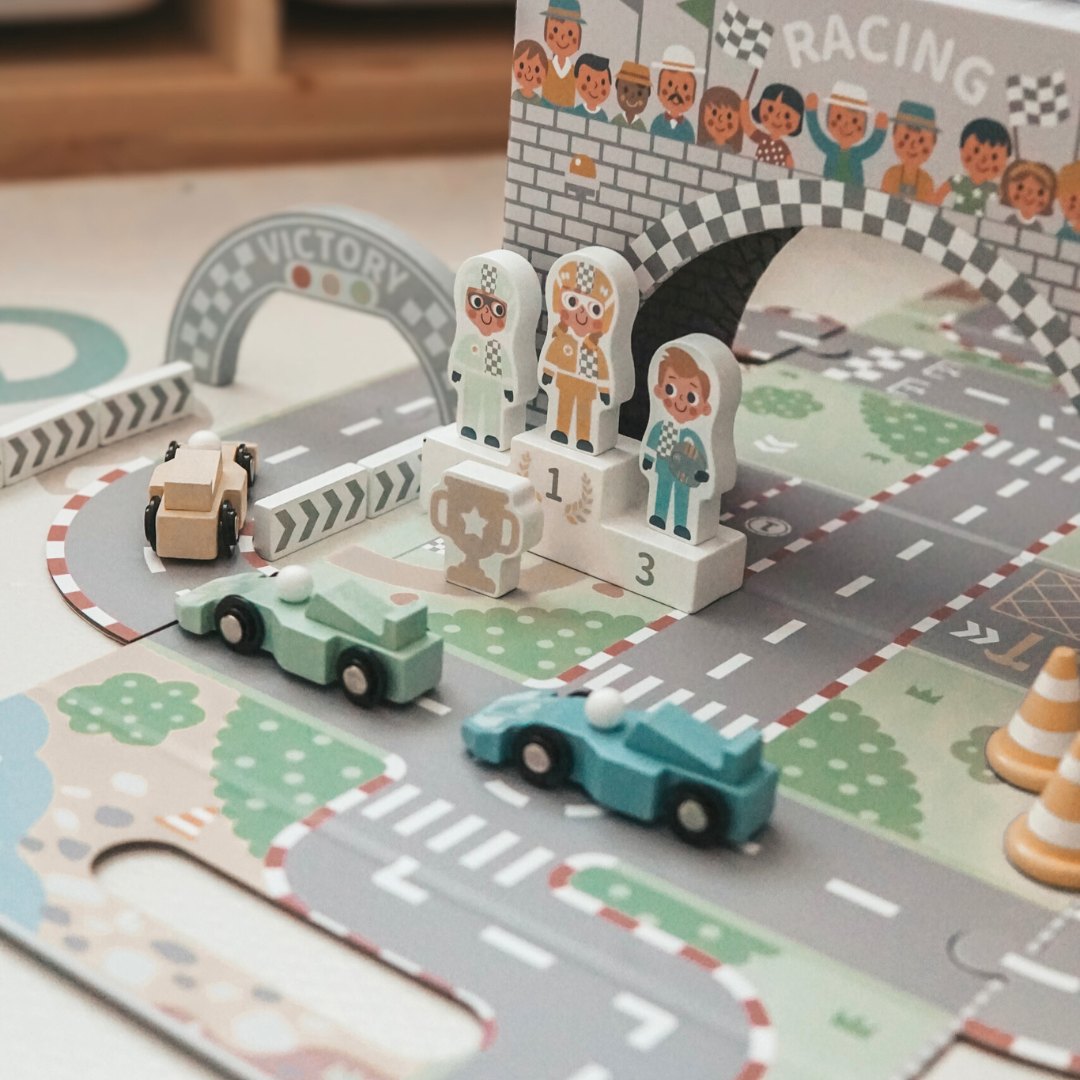 Магнитен куфар със състезателна писта, дървени превозни средства и пътни принадлежности