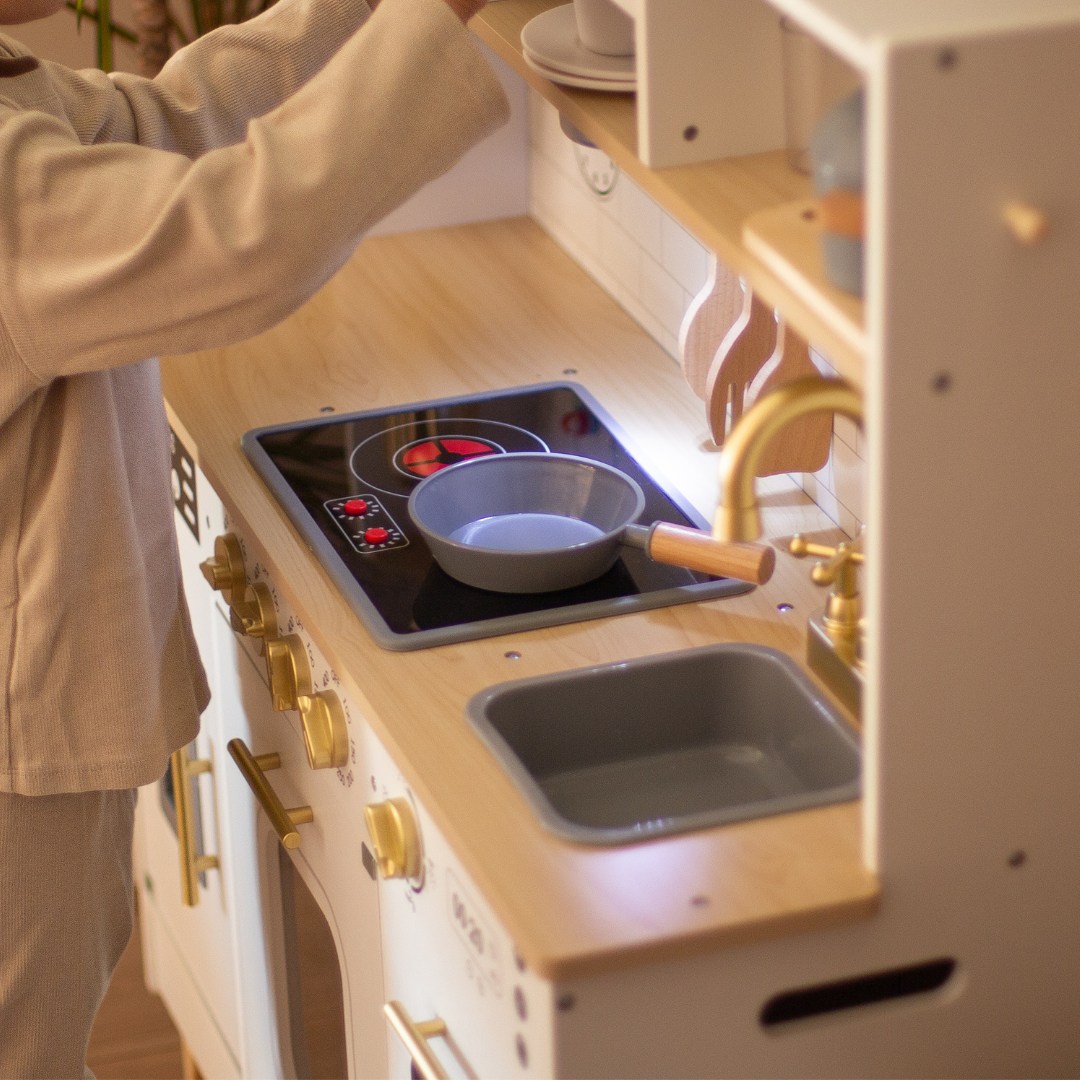 Интерактивна XXL дървена кухня с аксесоари и LED осветление - на две нива