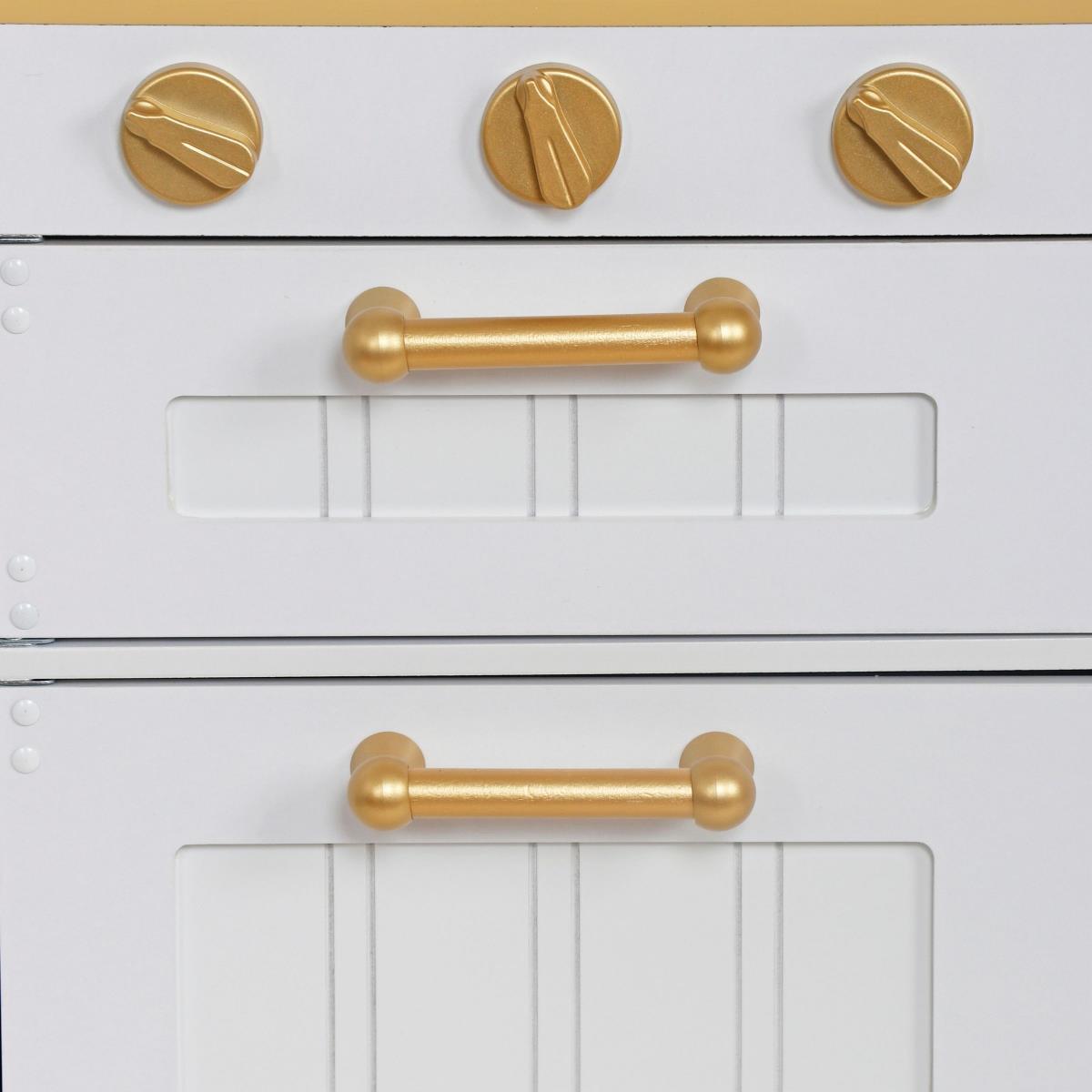 Дървена бяла кухня с аксесоари и престилка