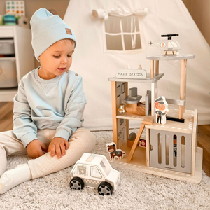 Дървен полицейски участък с аксесоари
