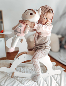 Дървено люлеещо се конче - бяло - от 12 месеца.