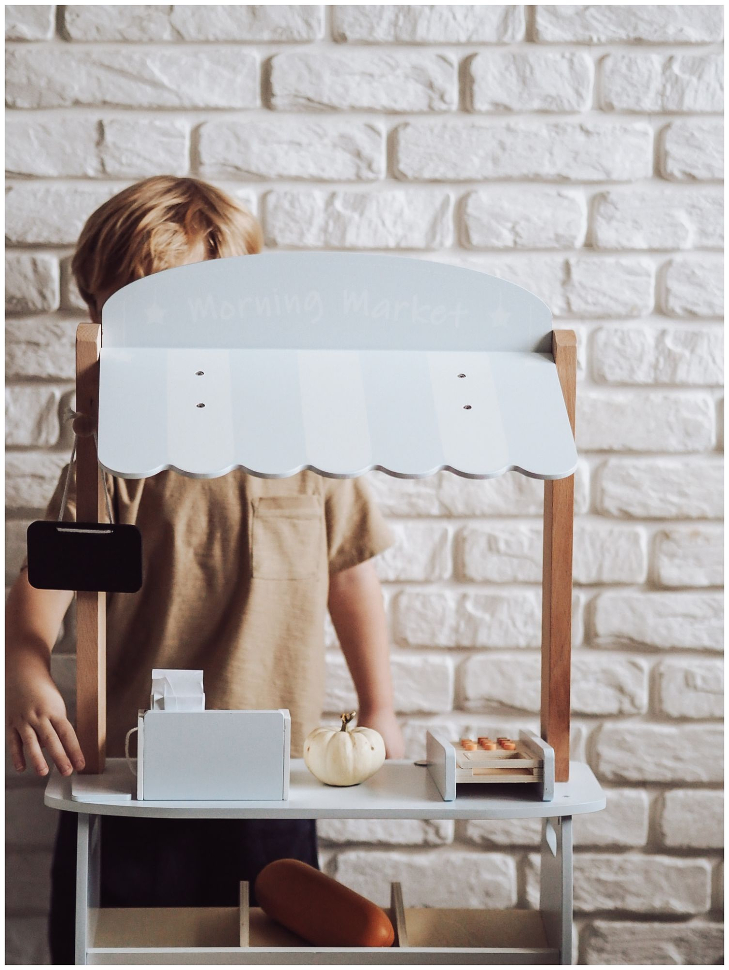 Магазин за зеленчуци - дървен щанд с щайги, касов апарат и терминал