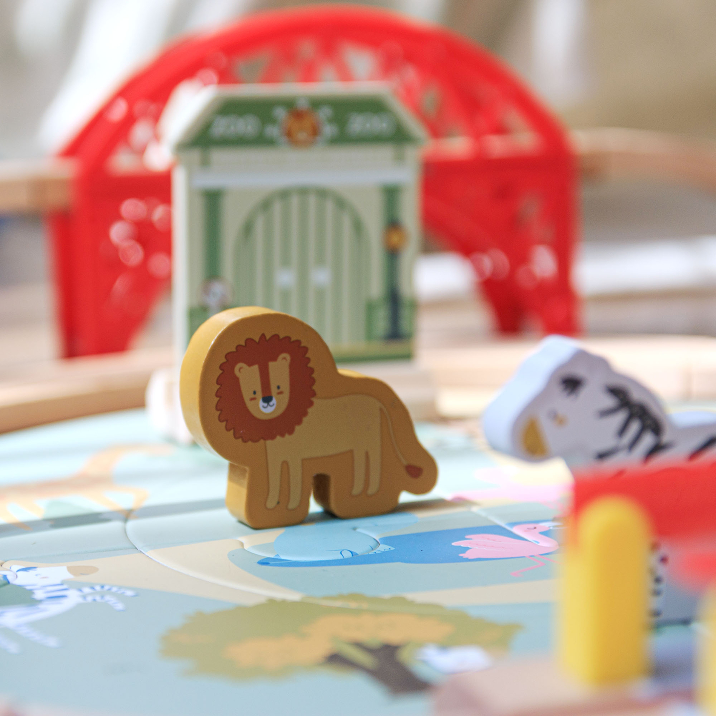 Дървено влакче в зоопарка – пъзел, влакче, релси, животни, мост, бариера