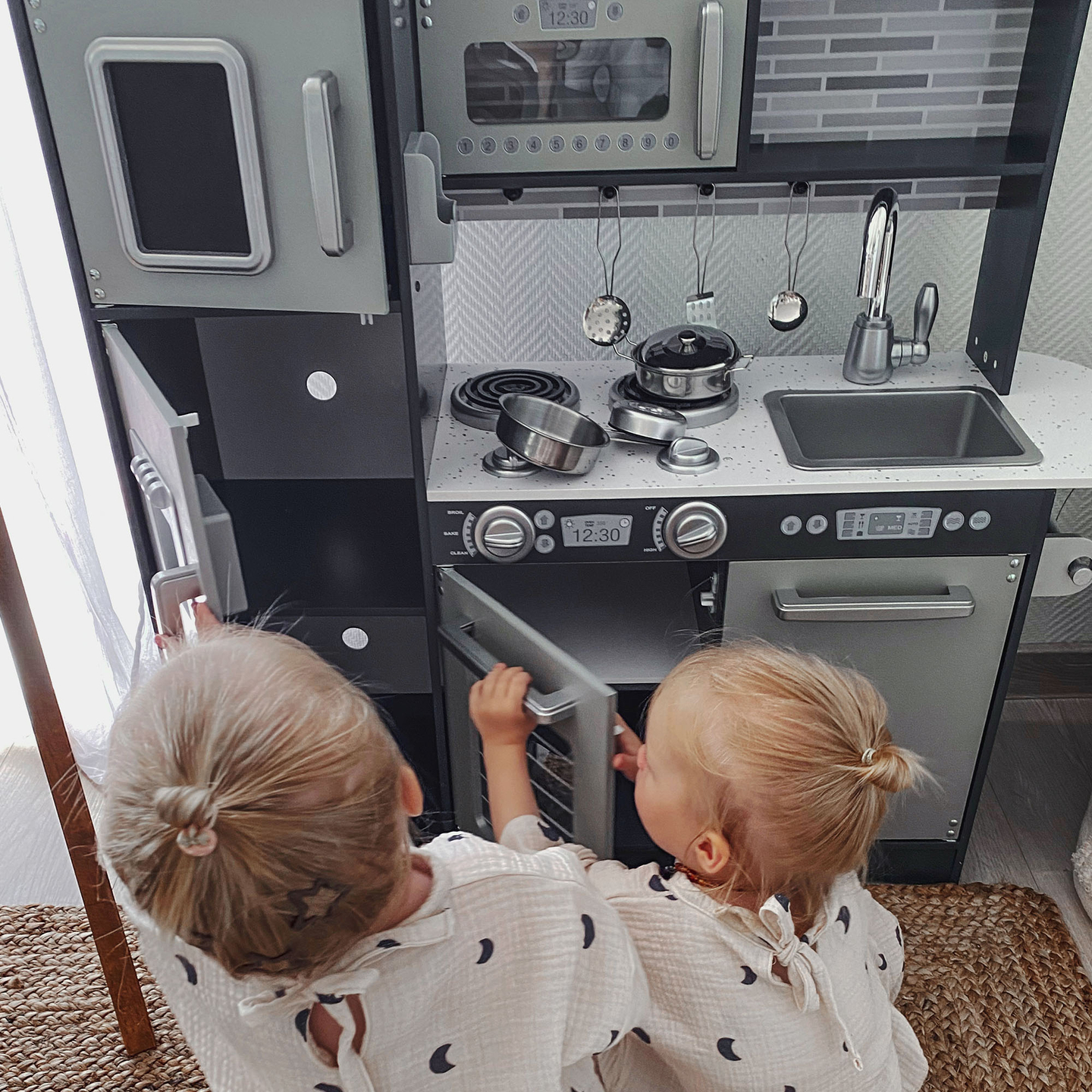 XXL дървена кухня с LED осветление, престилка и аксесоари