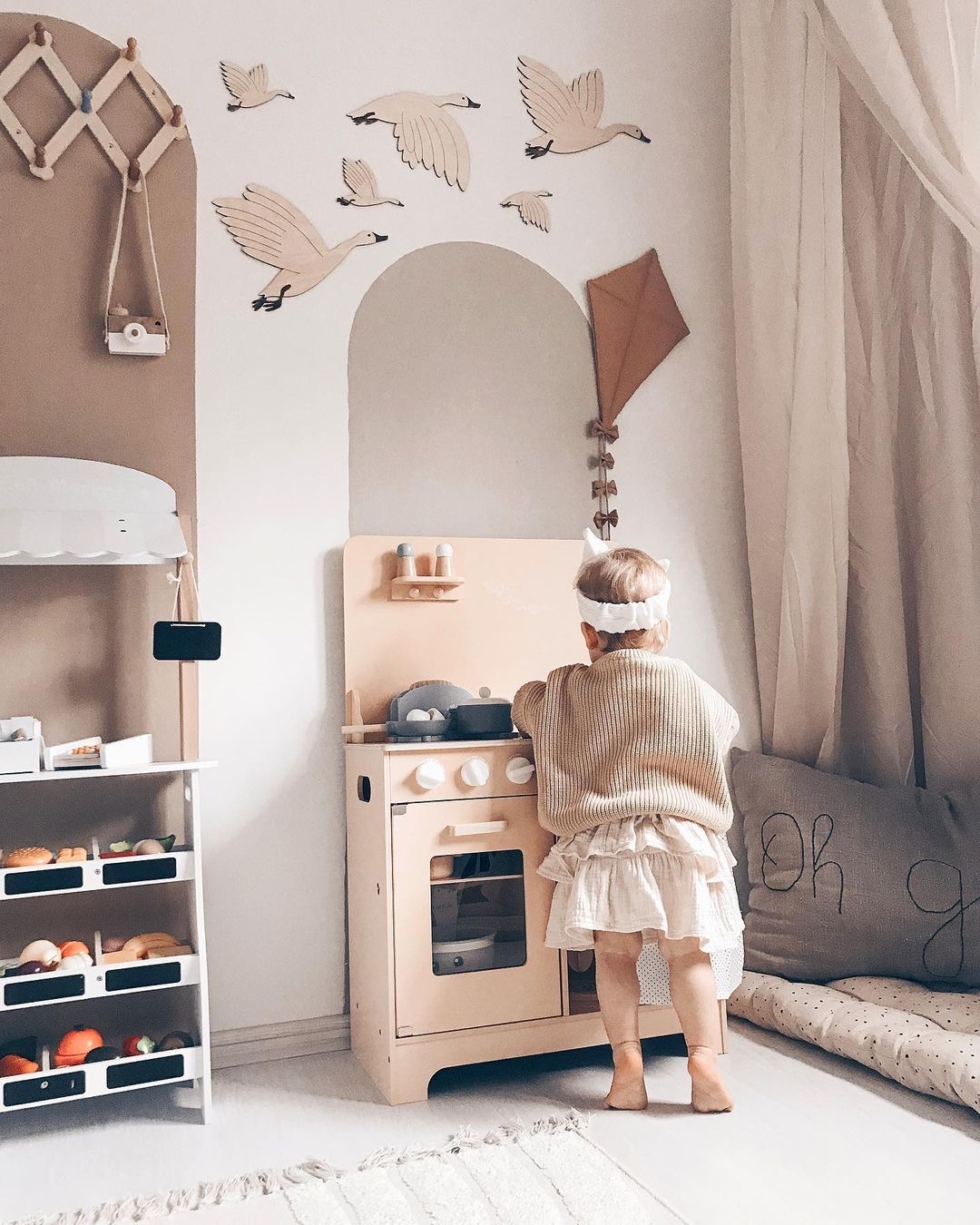 Дървена кухня с престилка, аксесоари и LED осветление