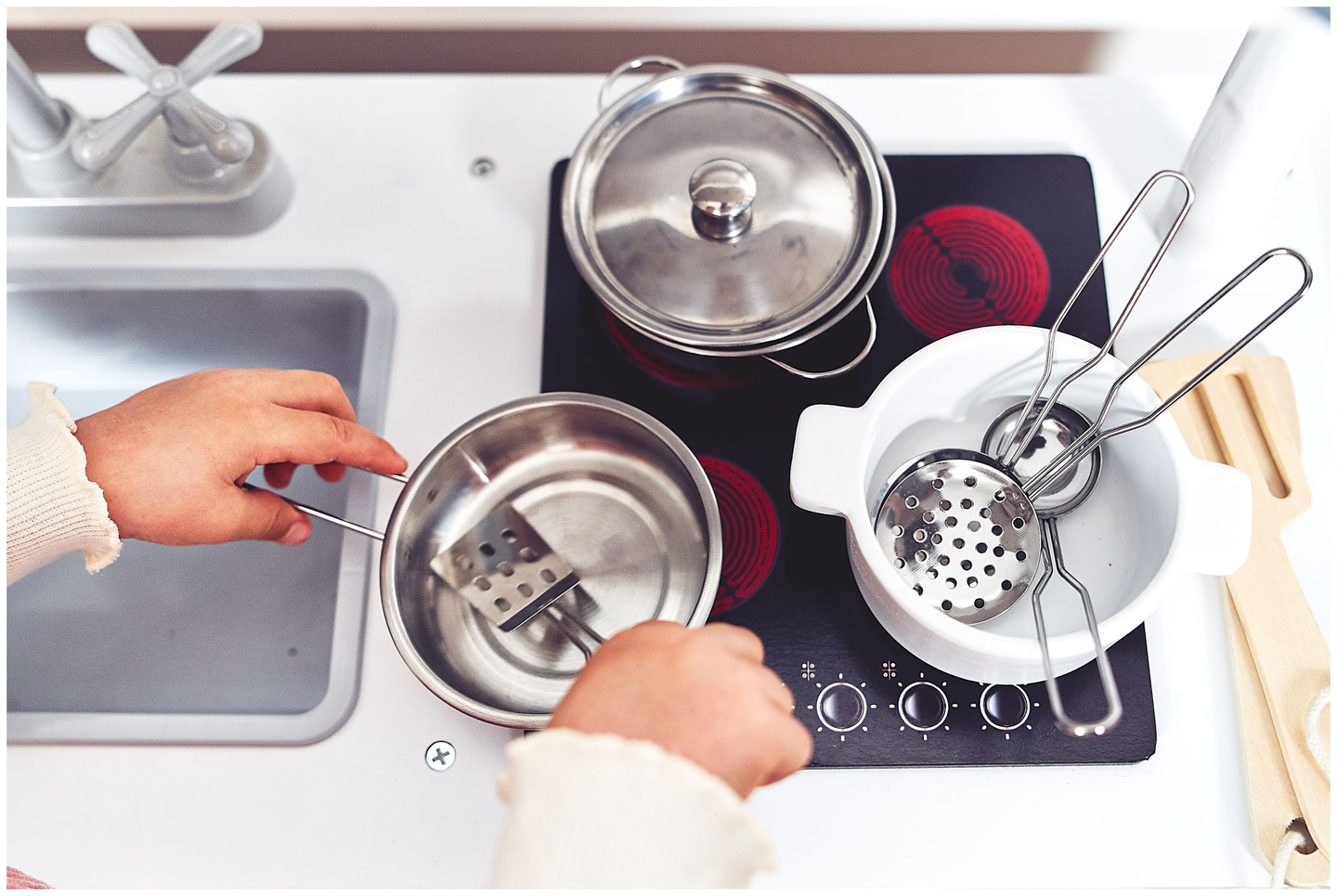 Големи дървени бели кухненски аксесоари и престилка