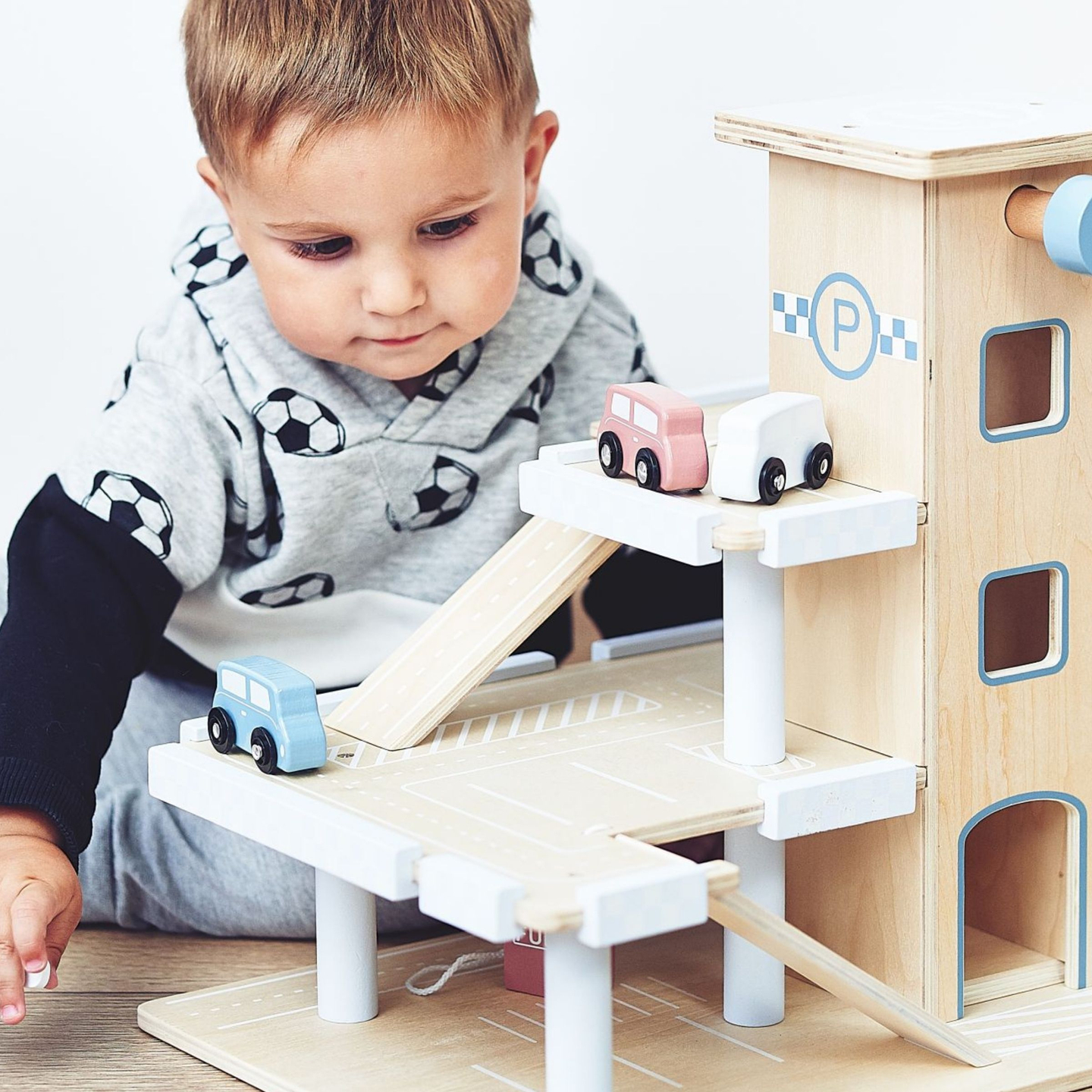 Дървен триетажен паркинг с асансьор - гараж за автомобили и хеликоптер