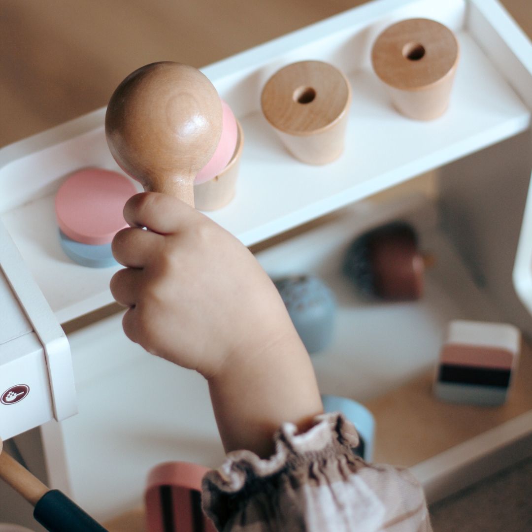 Дървен салон за сладолед с кафемашина - кафене с аксесоари