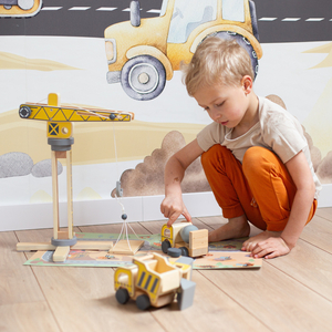 Дървена строителна площадка с голям мобилен кран и превозни средства, кулокранове