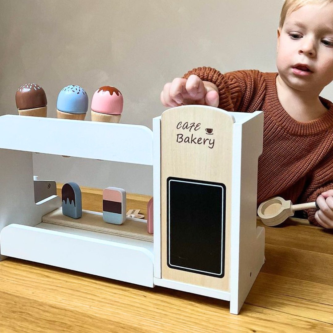 Дървен салон за сладолед с кафемашина - кафене с аксесоари