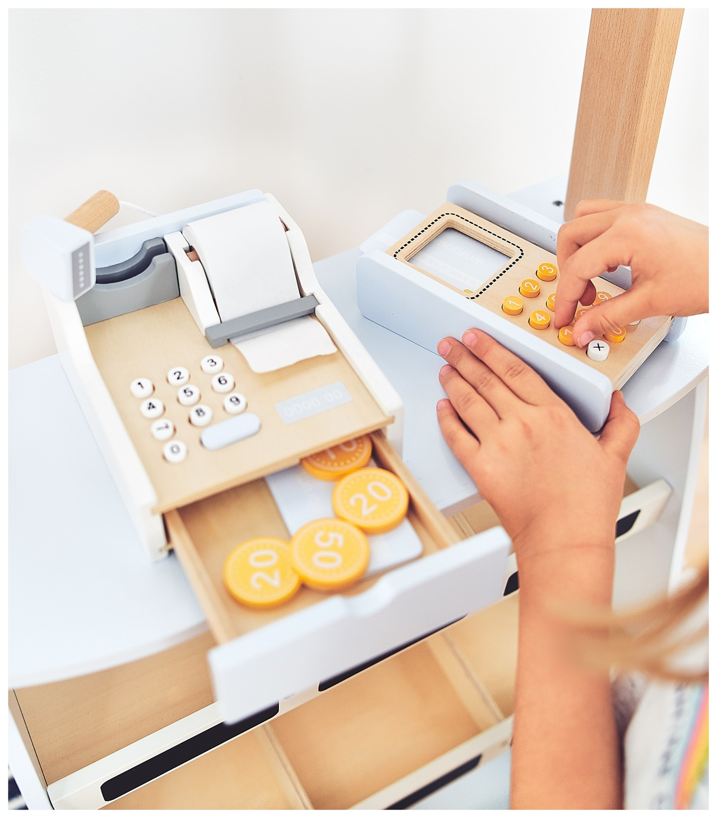 Магазин за зеленчуци - дървен щанд с щайги, касов апарат и терминал