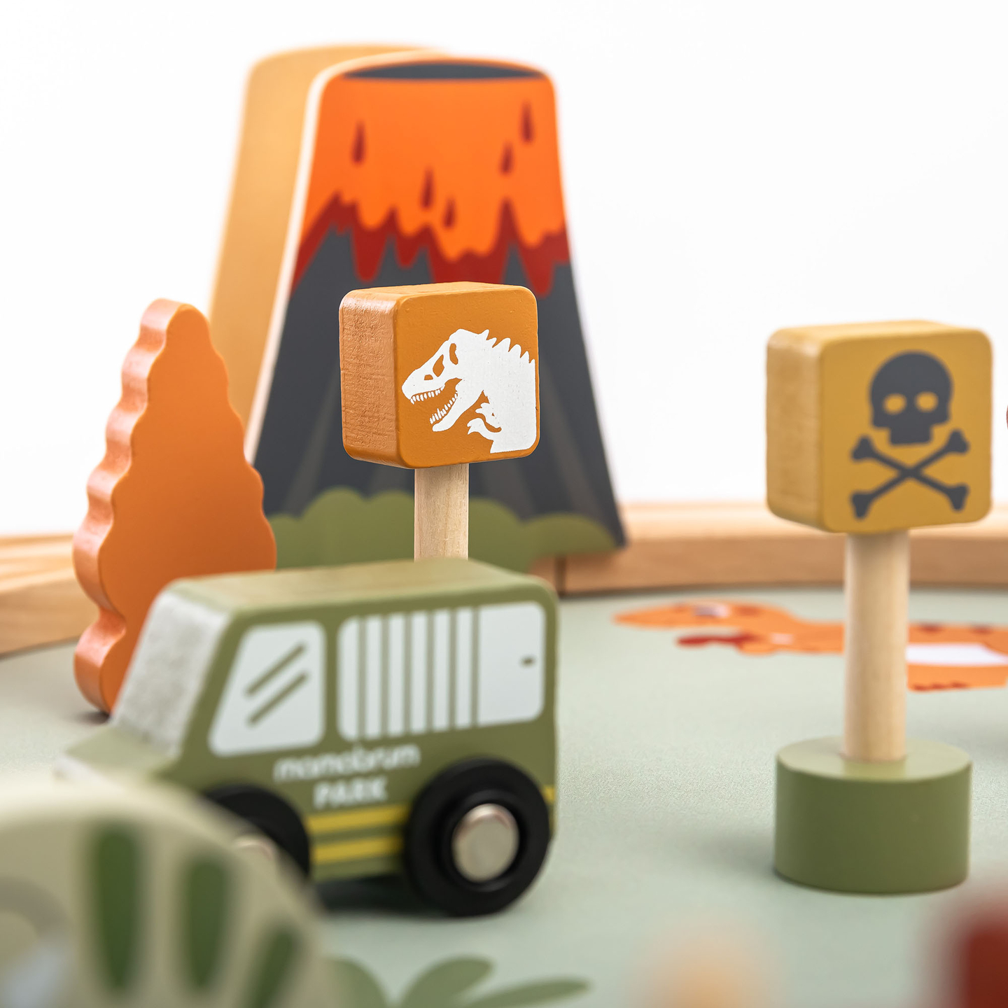 Дървено влакче Дино Парк с противоплъзгаща постелка - динозаври, влакче, релси, вулкан, камбана