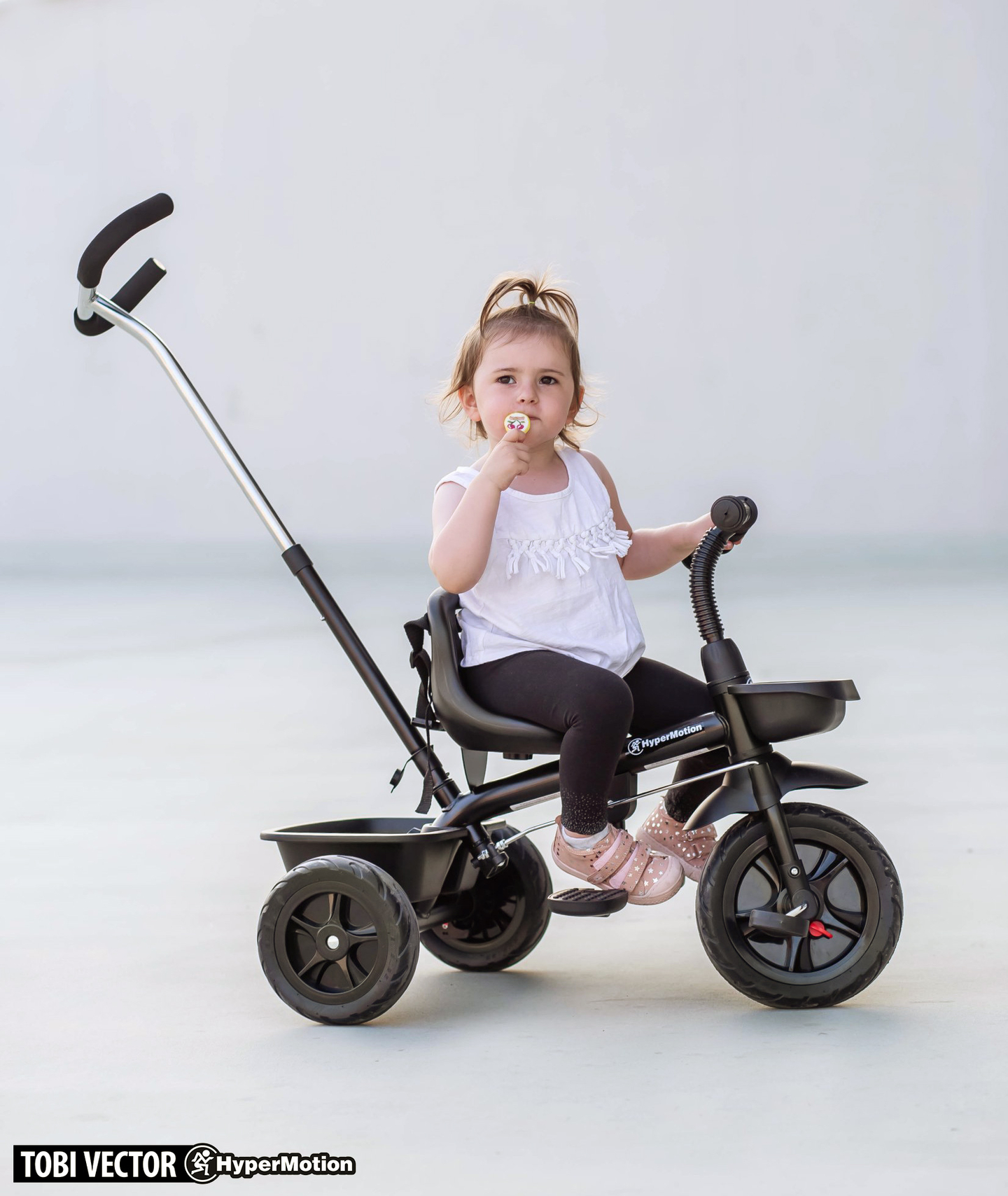 HyperMotion TOBI VECTOR триколка - вечни надуваеми колела + щанга за бутане. Цвят: черен.