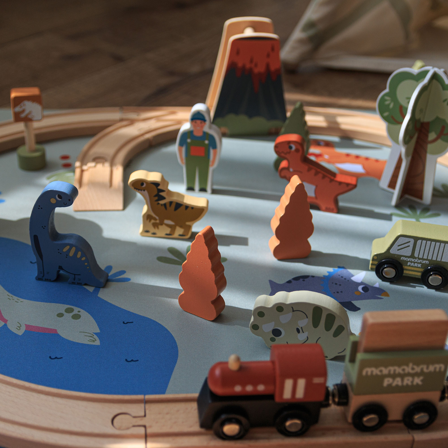 Дървено влакче Дино Парк с противоплъзгаща постелка - динозаври, влакче, релси, вулкан, камбана
