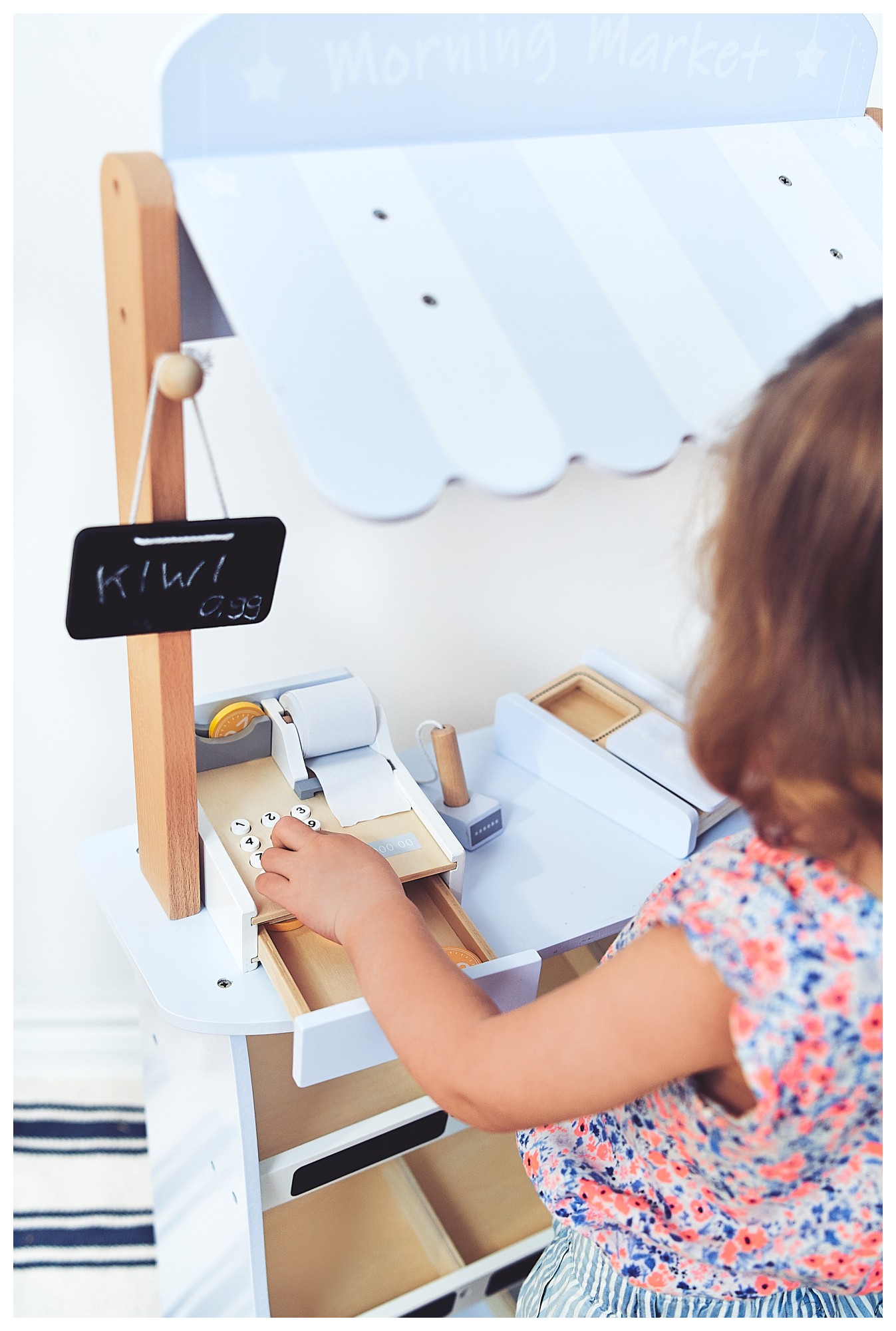 Магазин за зеленчуци - дървен щанд с щайги, касов апарат и терминал