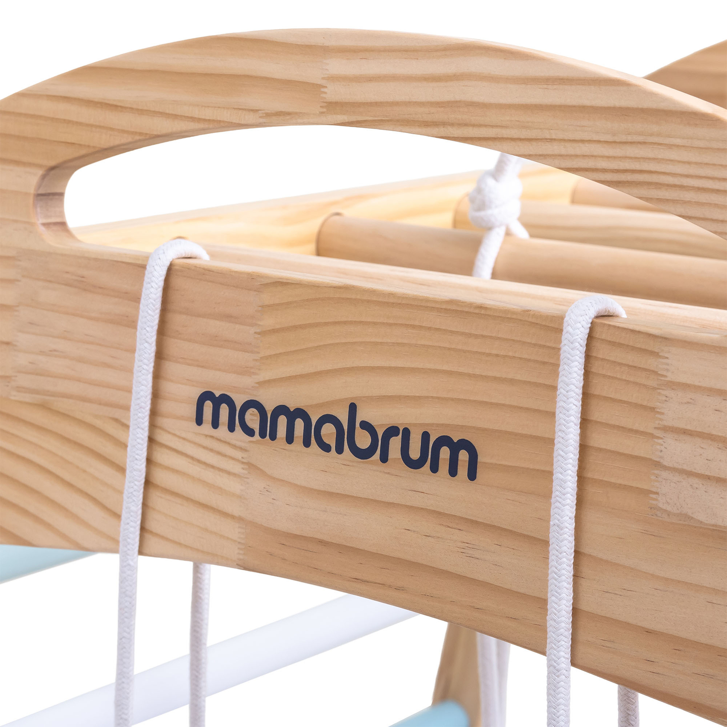 Дървена закрита детска площадка с люлка, гимнастически халки и мрежа за катерене