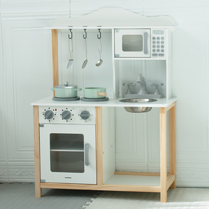 Дървена детска кухня с микровълнова печка