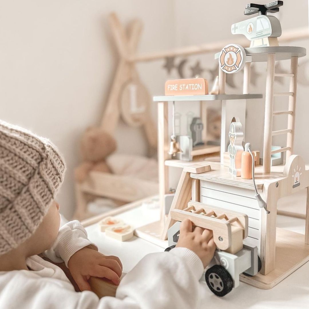 Дървена пожарна станция с аксесоари, пожарна команда