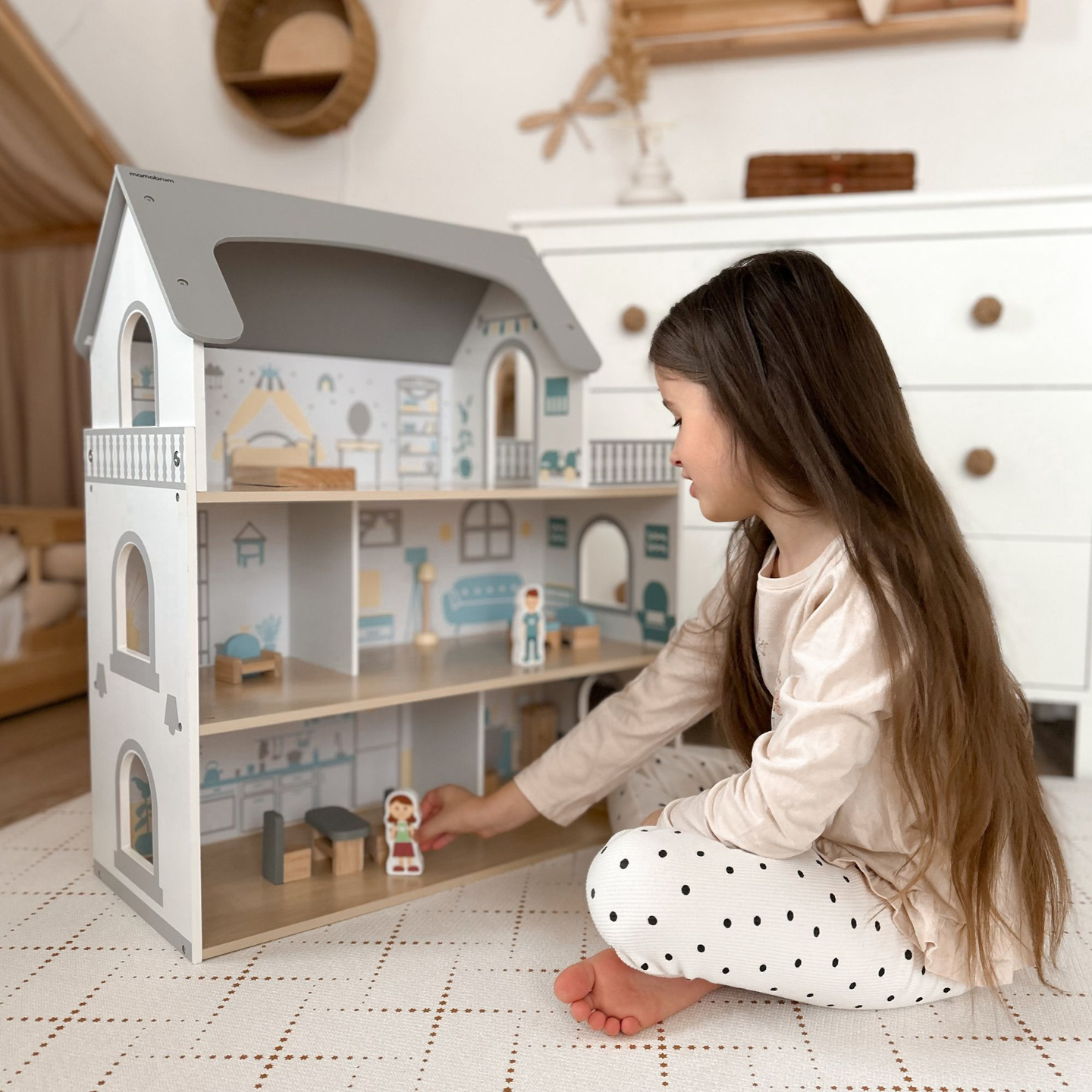 Бяла дървена къща за кукли с тераса и аксесоари