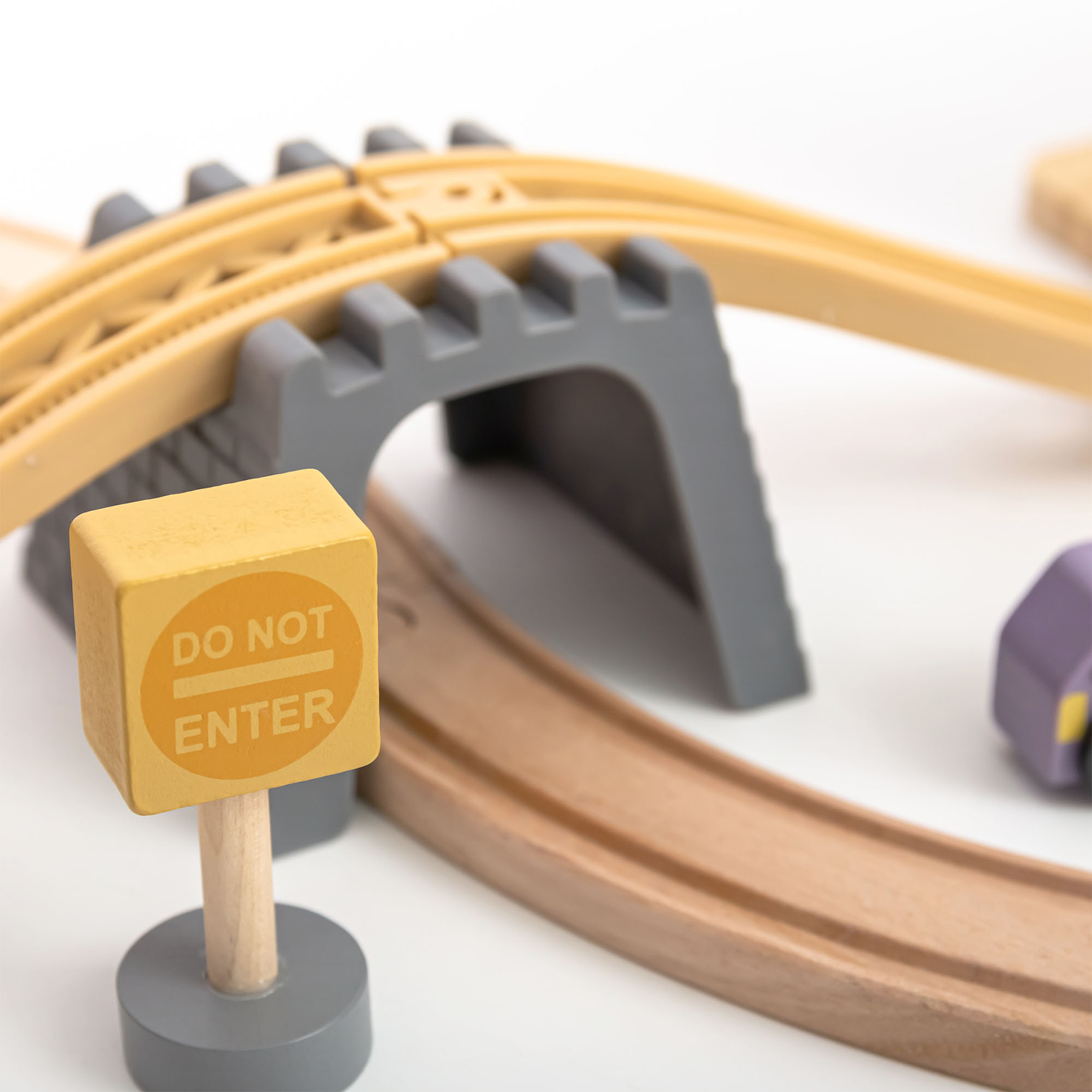 Дървена градска железница с електрически влак - движещ се кран, кораб, мостове