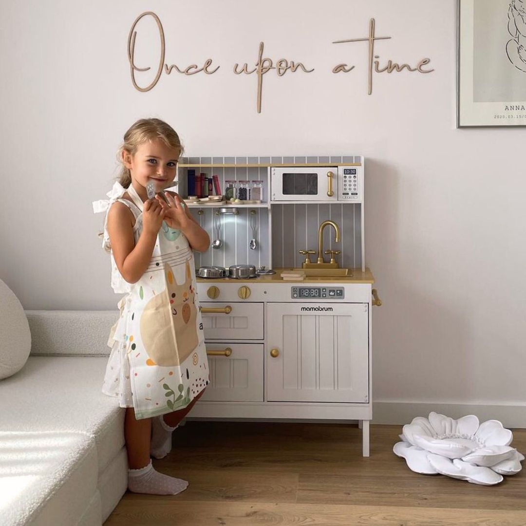 Дървена бяла кухня с аксесоари и престилка