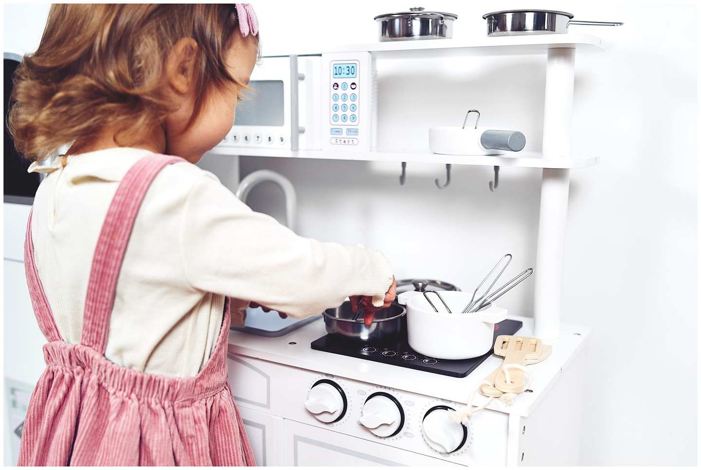 Големи дървени бели кухненски аксесоари и престилка