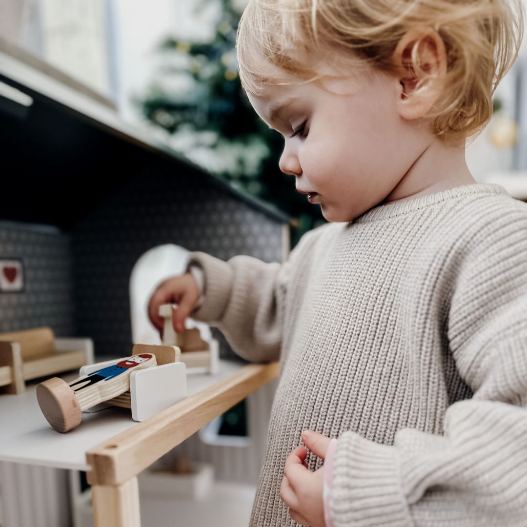 Бяла дървена къща за кукли с аксесоари 18 бр.